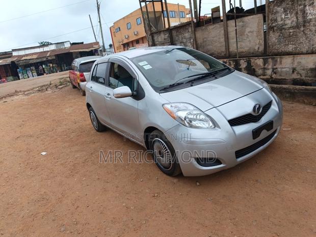 Toyota Vitz 2010 Silver