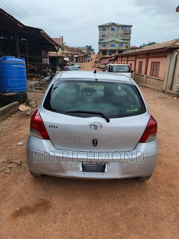 Toyota Vitz 2010 Silver
