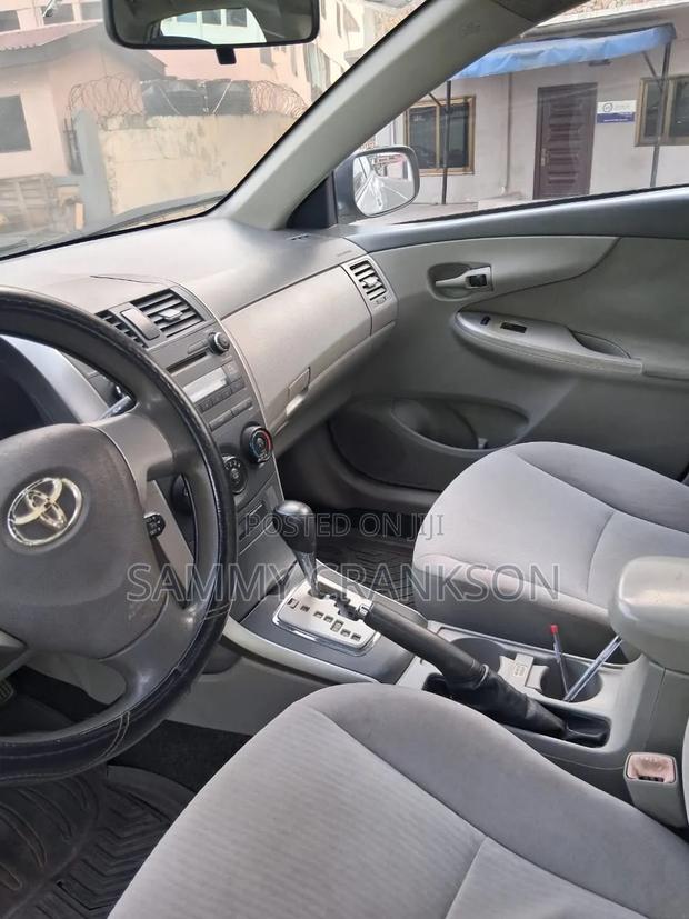 Toyota Corolla 2010 Silver