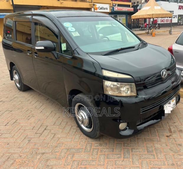 Toyota Voxy V 4WD 8-Seater 2011 Black