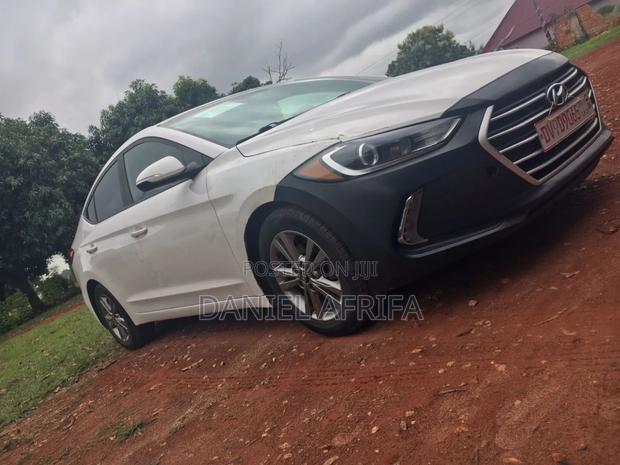Hyundai Elantra SE Sedan FWD (2.0L 4cyl 6M) 2017 White