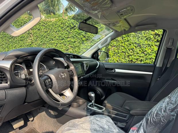 Toyota Hilux 2025 Gray
