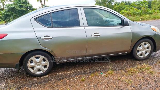 Nissan Versa 2013 Gray