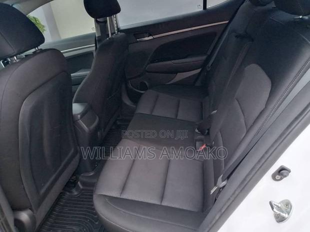 Hyundai Elantra SE Sedan FWD (2.0L 4cyl 6M) 2017 White