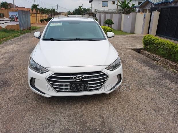 Hyundai Elantra SE Sedan FWD (2.0L 4cyl 6M) 2017 White