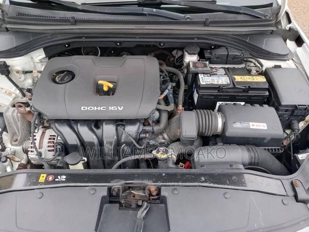 Hyundai Elantra SE Sedan FWD (2.0L 4cyl 6M) 2017 White