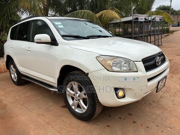 Toyota RAV4 2010 White