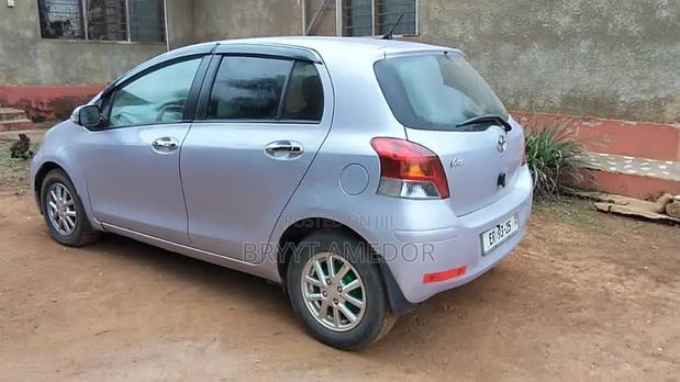 Toyota Vitz 2009 Silver