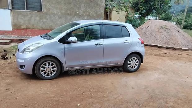 Toyota Vitz 2009 Silver