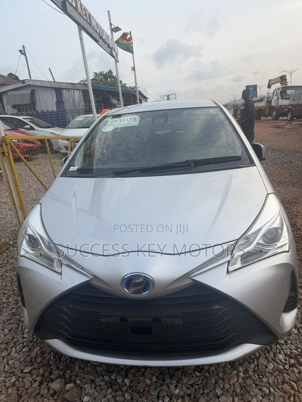 Toyota Vitz 1.5 FWD Hybrid 5dr 2017 Silver