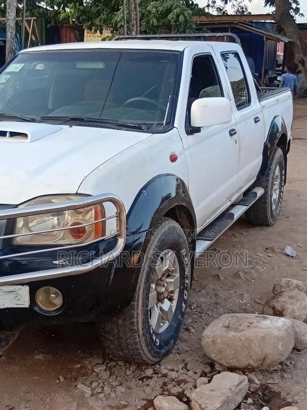 Nissan Hardbody 2010 White