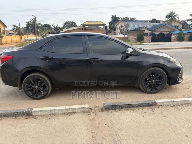 Toyota Corolla SE (1.8L 4cyl 2A) 2018 Black