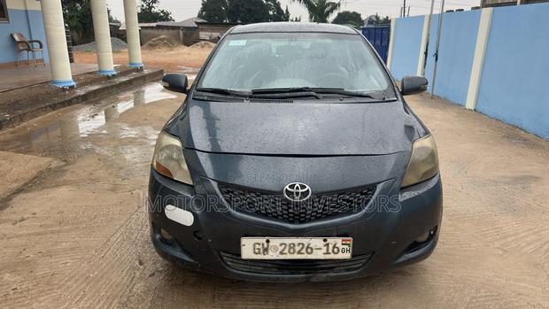 Toyota Yaris Base Sedan 4dr 2010 Gray