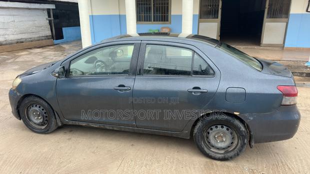 Toyota Yaris Base Sedan 4dr 2010 Gray