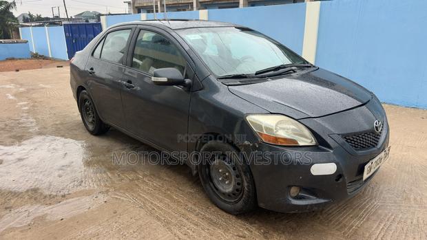 Toyota Yaris Base Sedan 4dr 2010 Gray
