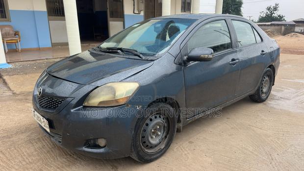 Toyota Yaris Base Sedan 4dr 2010 Gray