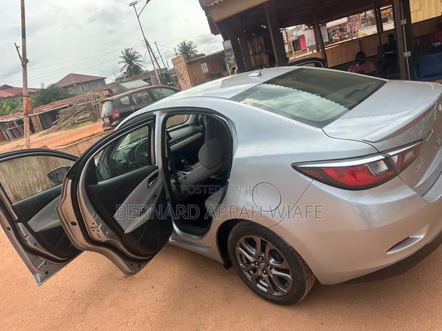 Toyota Yaris LE Sedan 4dr 2019 Gray