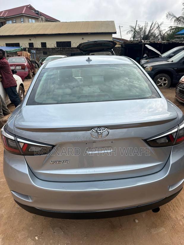 Toyota Yaris LE Sedan 4dr 2019 Gray