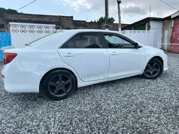 Toyota Camry SE 4dr Sedan (2.5L 4cyl 6A) 2013 White