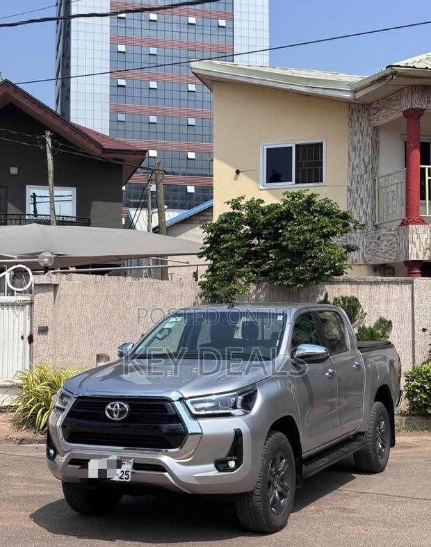 Toyota Hilux 2025 Gray