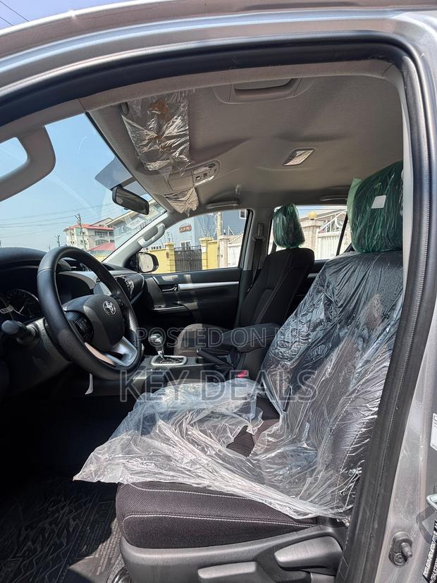 Toyota Hilux 2025 Gray