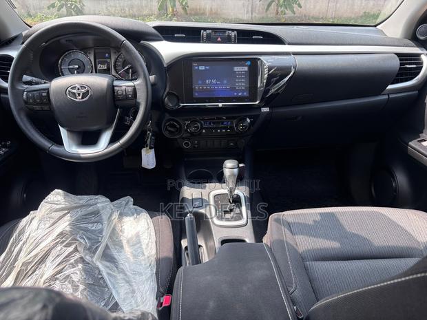 Toyota Hilux 2025 Gray