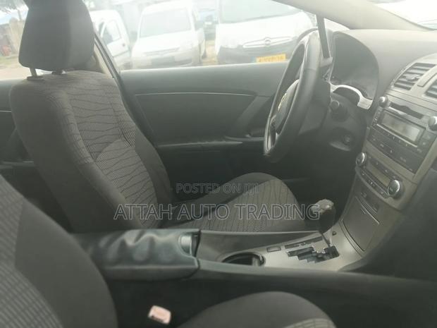 Toyota Avensis 2011 Silver