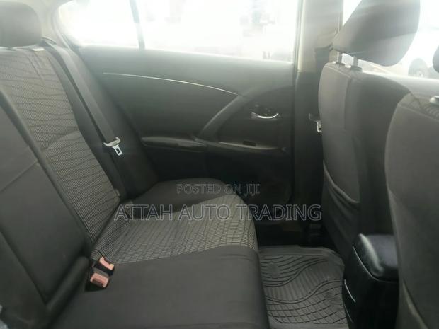 Toyota Avensis 2011 Silver