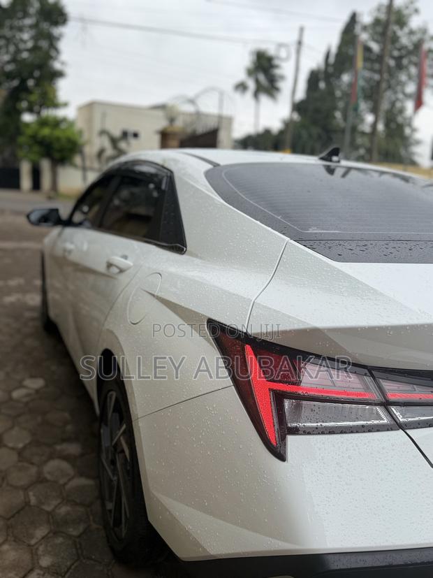 Hyundai Elantra Limited IVT 2025 White