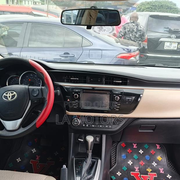 Toyota Corolla 2016 Brown
