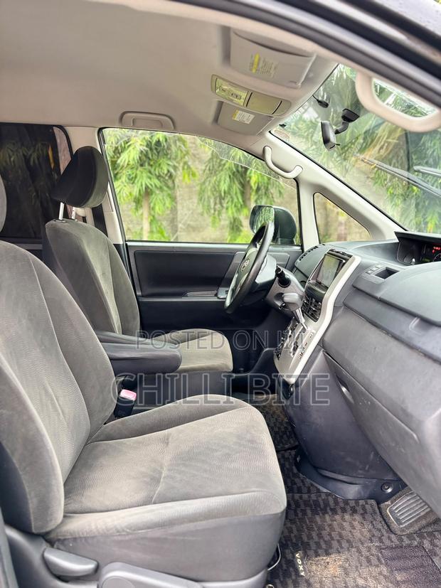 Toyota Voxy V 4WD 8-Seater 2012 Black