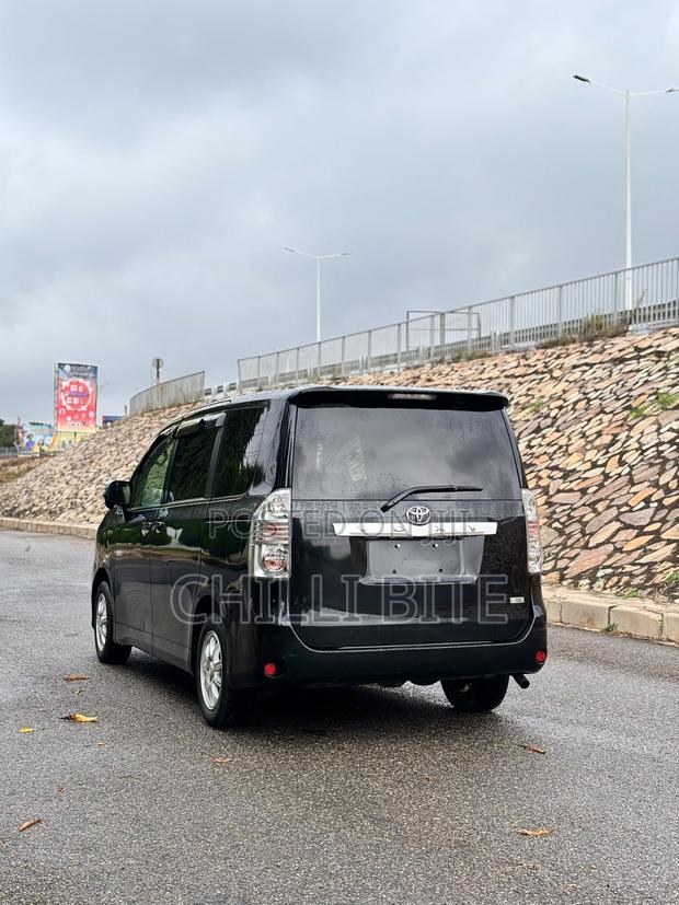 Toyota Voxy V 4WD 8-Seater 2012 Black