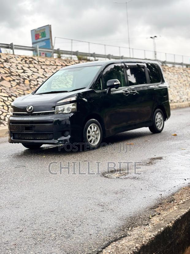 Toyota Voxy V 4WD 8-Seater 2012 Black