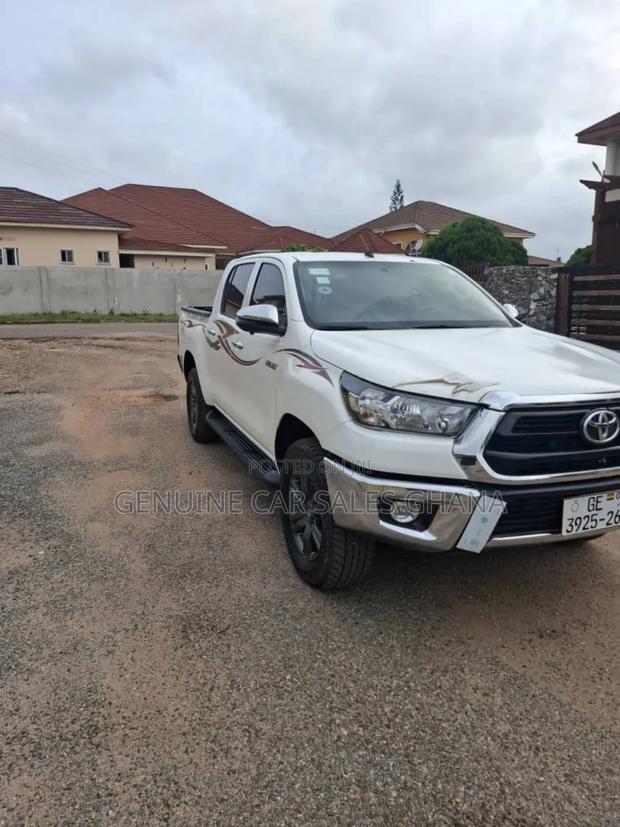 New Toyota Hilux SR (Diesel) 2026 White