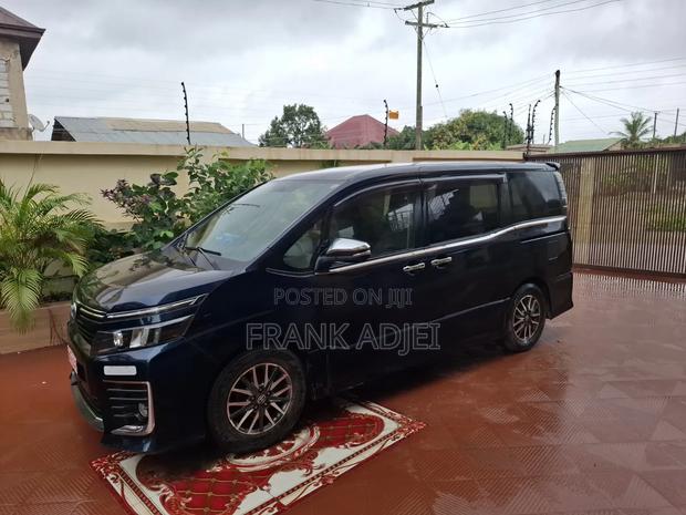 Toyota Voxy 2014 Blue