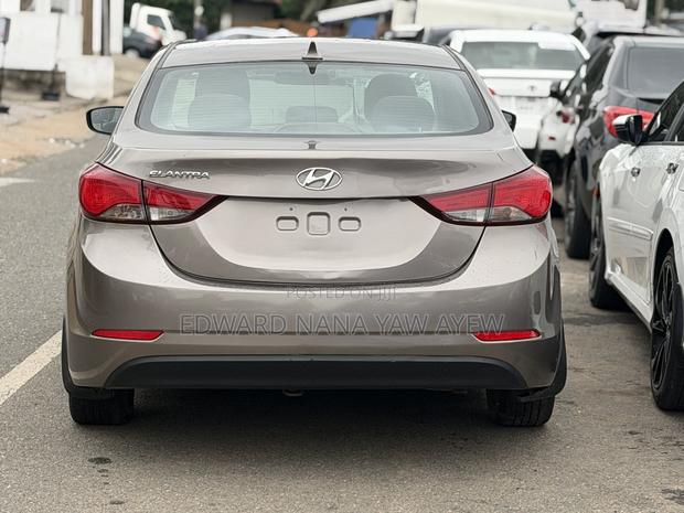 Hyundai Elantra 2016 Gold