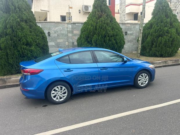 Hyundai Elantra SE Sedan FWD (2.0L 4cyl 6M) 2017 Blue