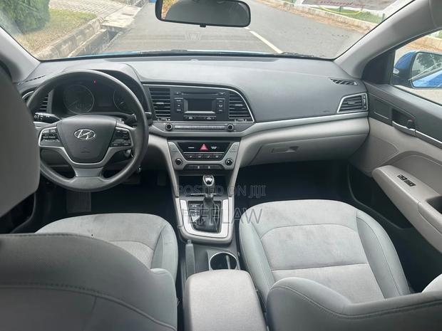 Hyundai Elantra SE Sedan FWD (2.0L 4cyl 6M) 2017 Blue