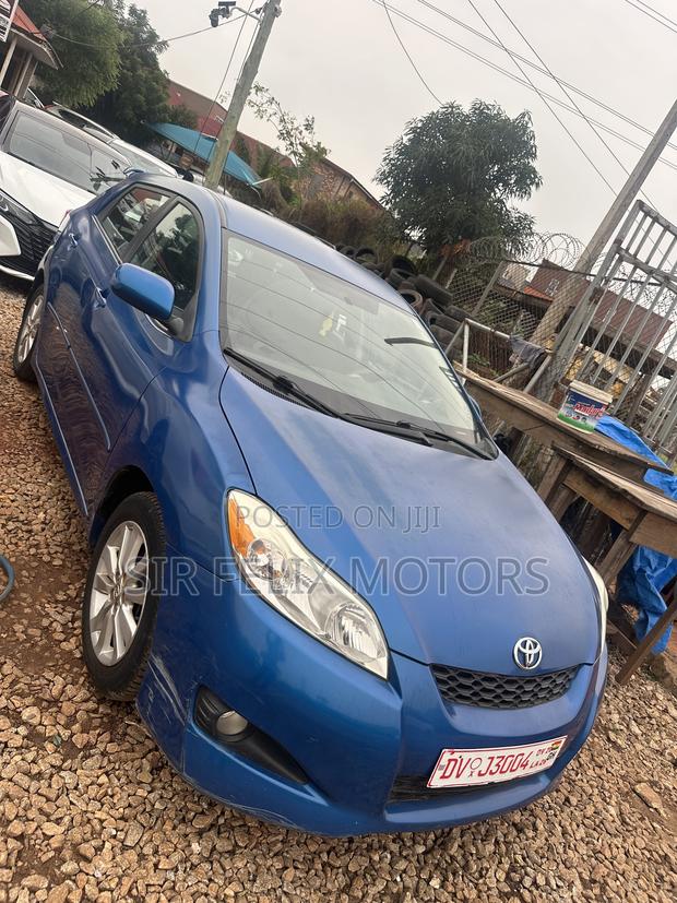 Toyota Matrix L Hatchback FWD (1.8L 4cyl 5M) 2011 Blue