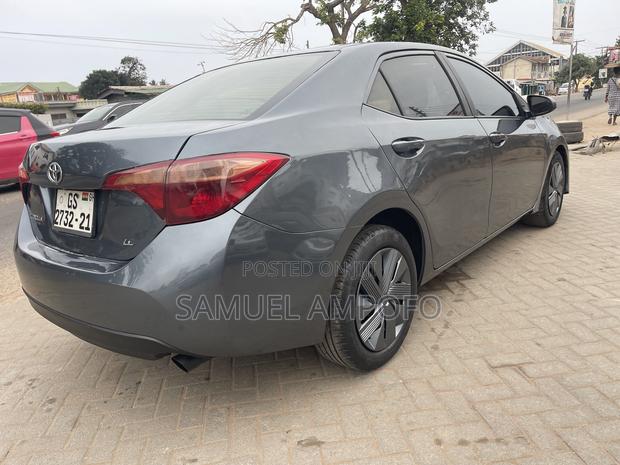 Toyota Corolla LE 4dr Sedan (1.8L 4cyl CVT) 2017 Gray