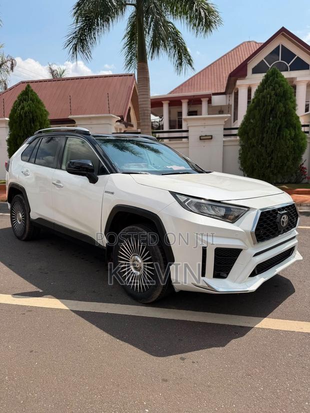 Toyota RAV4 XLE AWD 2019 White