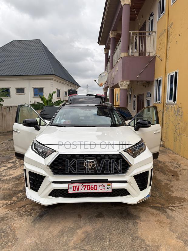 Toyota RAV4 XLE AWD 2019 White