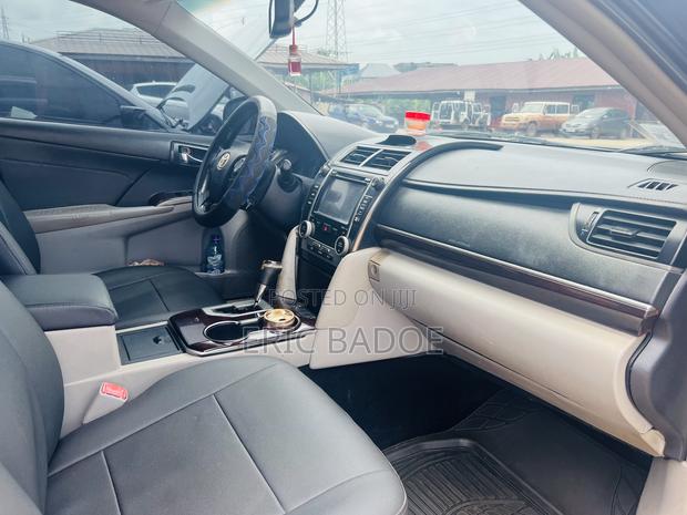 Toyota Camry XLE 4dr Sedan w/Prod. End 11/13 (2.5L 4cyl 6A) 2014 Blue