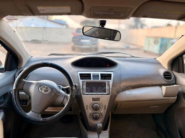Toyota Yaris Base Sedan 4dr 2010 Red