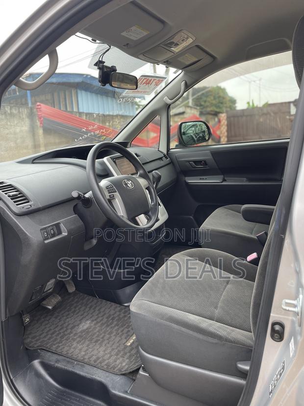 Toyota Voxy 2012 Silver
