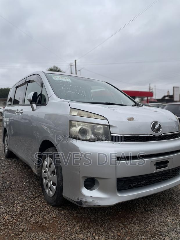 Toyota Voxy 2012 Silver