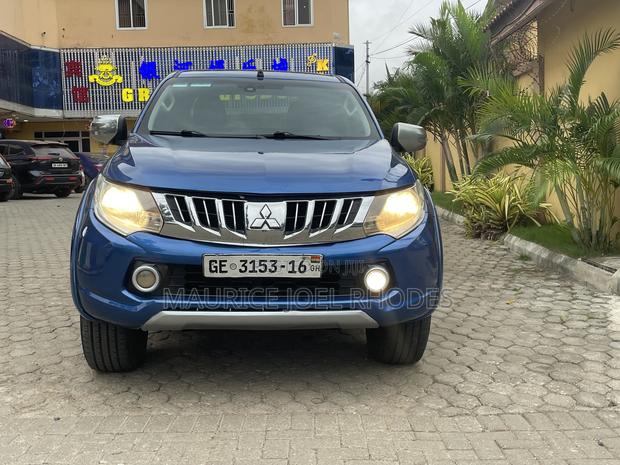Mitsubishi Pajero 2016 Blue