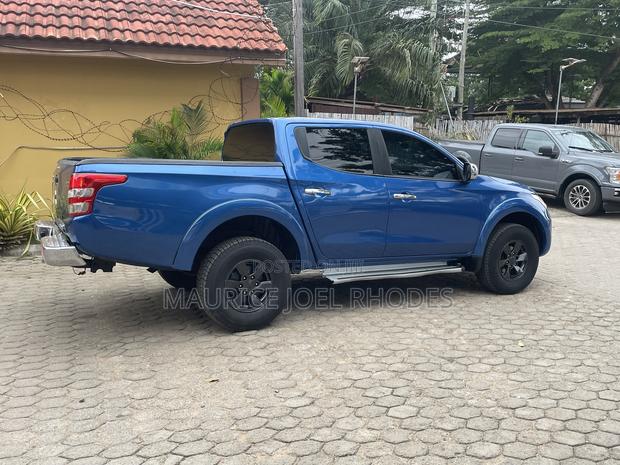 Mitsubishi Pajero 2016 Blue