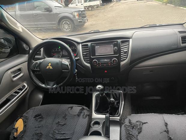 Mitsubishi Pajero 2016 Blue