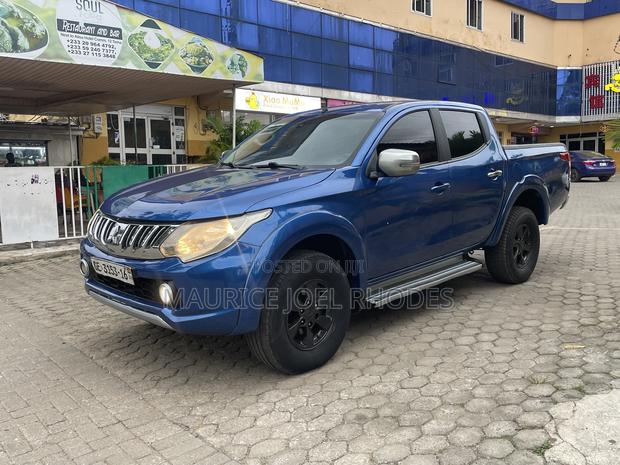 Mitsubishi Pajero 2016 Blue